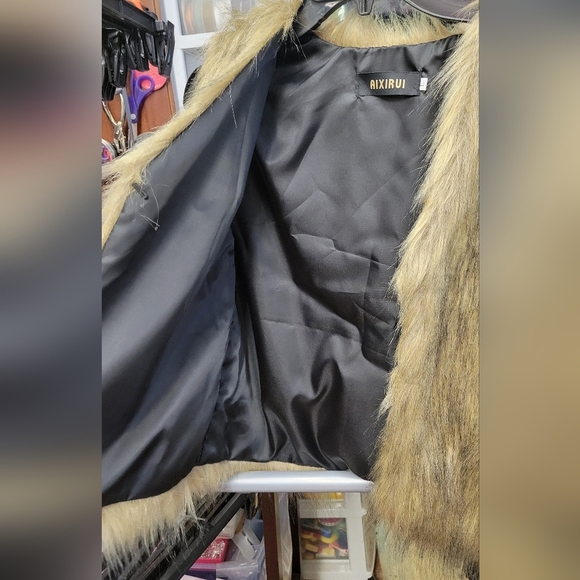Aixixi Faux Fur Vest 40" Bust L/XL Preowned - Picture 8 of 9